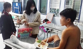 Em Nguyễn Quang Tr. đang điều trị vết thương tại bệnh viện