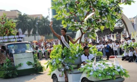 Hoa hậu H'Hen Niê vui tươi vẫy chào đồng bào đứng xem Lễ hội đường phố