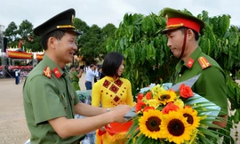 Đại tá Vũ Hồng Văn (trái) có nhiều nỗ lực trong thời gian công tác tại Đắk Lắk