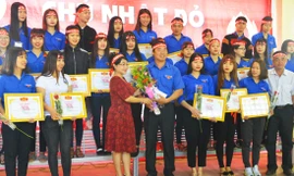 Giảng viên, sinh viên và các 'soái ca' cùng hiến máu Chủ Nhật Đỏ 