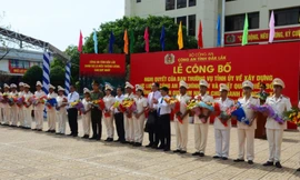 Lãnh đạo tỉnh tặng hoa cho đại diện các đơn vị giao-nhận quân