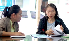 Cô Hoa Anh (bên phải) trình bày sự việc