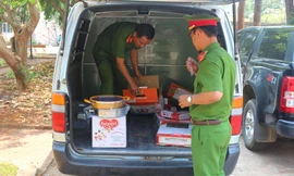 Công an kiểm tra tang vật trên xe băng nhóm "lừa hội thảo"