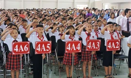 Học sinh khối tiểu học trường Hoàng Việt hát Quốc ca