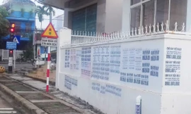 Chỉ qua 1 đêm là cả mảng tường đã bị dán kín quảng cáo