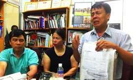 Các nạn nhân bật khóc tại báo Tiền Phong