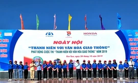 Trao tặng mũ bảo hiểm cho đoàn viên, thanh niên