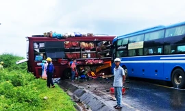 Hiện trường hai xe khách đâm nhau