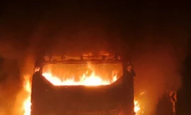 Xe khách giường nằm bốc cháy dữ dội