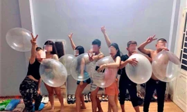 Ảnh sử dụng bóng cười lưu trong điện thoại thu giữ tại COCO Beer