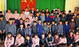 120 trò nghèo được nhận áo ấm.