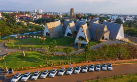 Đoàn xe trước giờ khởi hành bên Bảo tàng Thế giới Cà phê