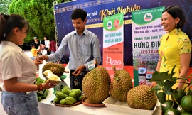 Đôi vợ chồng Hưng-Định giới thiệu sản phẩm của nông dân xã vùng sâu huyện Krông Năng