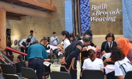 Trải nghiệm dệt thổ cẩm và vẽ Batik trong cuộc giao lưu