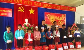 Đoàn tặng quà cho học sinh nghèo vượt khó xã Pờ Y