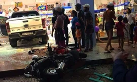 Xe lao vào nhà sách Phương Nam