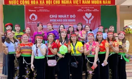 Phụ nữ Thái duyên dáng trong Chủ nhật Đỏ huyện Krông Năng