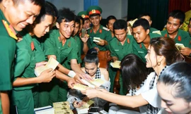 Giữa những nụ cười chiến sĩ trẻ