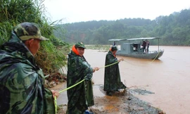 Lực lượng cứu hộ kéo xuồng vào bờ 