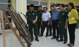 Trưng bày vũ khí tàng trữ trái phép đã thu hồi