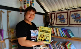 H'Dresden với cuốn sách quý mà Cố NSND Y Moan tặng con gái từ khi cô mới biết đọc