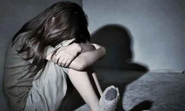Tạm giam cha dượng nhiều lần cưỡng hiếp con gái riêng của vợ