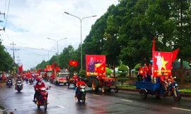 Xe công nông dẫn đầu đoàn diễu hành 