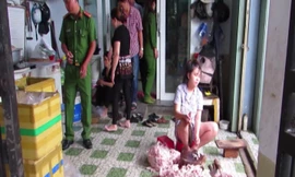 Sơ chế chân gà đã bốc mùi (ảnh T.Bình)