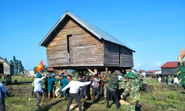 Muốn tách làng, đồng bào Bana thường khiêng cả căn nhà sàn đi