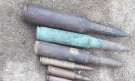 Lựu đạn và viên đạn được tịch thu (ảnh do Công an huyện Kon Plông cung cấp) 