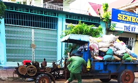 Hối hả xúc và chở rác khỏi thị trấn