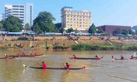 Cuộc thi tưng bừng trên đoạn sông chảy giữa nội thành phố núi Kon Tum