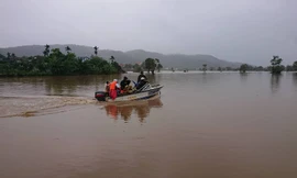 Công an huyện Lắk đưa ca nô đi phá mì tôm cho dân bị ngập lụt
