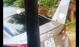 Chiếc e ô tô đậu trong khuôn viên nhà nghỉ