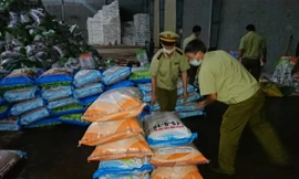 QLTT Đắk Lắk kiểm đếm số phân bón vi phạm