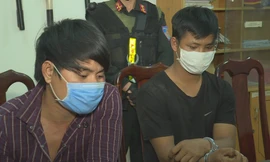 Hai thanh niên nồng nặc mùi rượu tại cơ quan công an