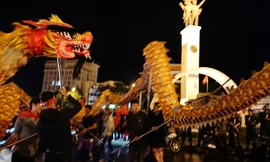 Màn mùa rồng ăn mừng chiến thắng