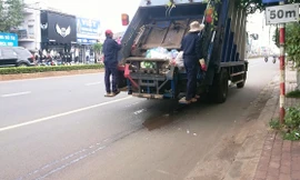 Xe chở rác xả nước bẩn ra đường Lê Duẩn