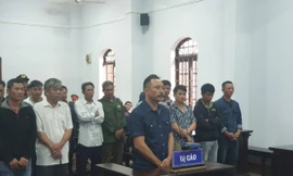 Phượng "râu" và các bị cáo khác tại phiên xét xử sơ thẩm