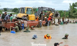 Ngâm mình vá đê vỡ