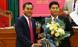 Ông Y Vinh Tơ (phải) được bầu giữ chức vụ Phó Chủ tịch HĐND tỉnh Đắk Lắk 
