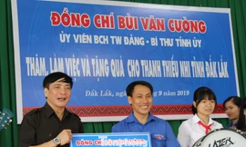 Bí thư Tỉnh uỷ Đắk Lắk tặng quà cho tuổi trẻ tỉnh nhà