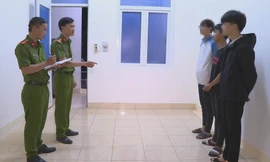 Nhóm học sinh tại cơ quan công an