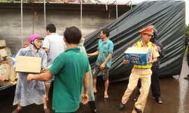 CSGT giúp tài xế thu gom số hàng bị đổ ra đường