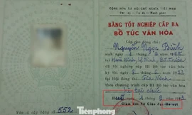 Bằng cấp 3 của ông Bình bị gạch tên địa phương từ "Hà Nội" viết chèn "Huế" vào (ông vuông màu đỏ)