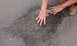 Hố nhỏ có đường kính khoảng gần 60 cm trên đường Đinh Tiên Hoàng