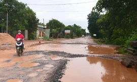 Đường vào xã Ea Lê