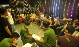 Công an đang làm việc với các đối tượng