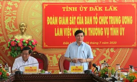 Ông Bùi Văn Cường, Bí thư Tỉnh ủy Đắk Lắk báo cáo với đoàn giám sát của Ban Tổ chức trung ương