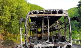 Chiếc xe khách bị cháy trơ khung